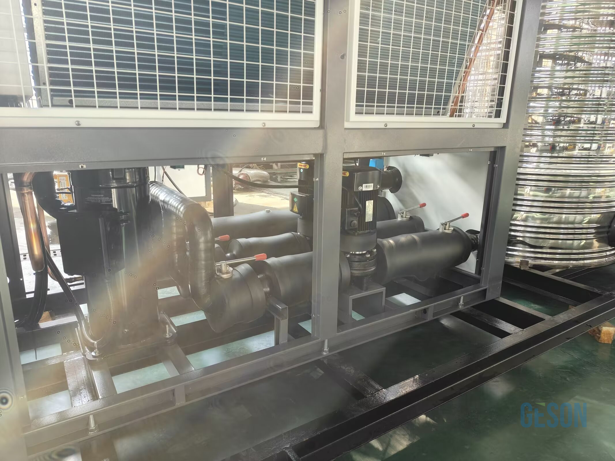 Dual compressor air cooled chiller for injection molding